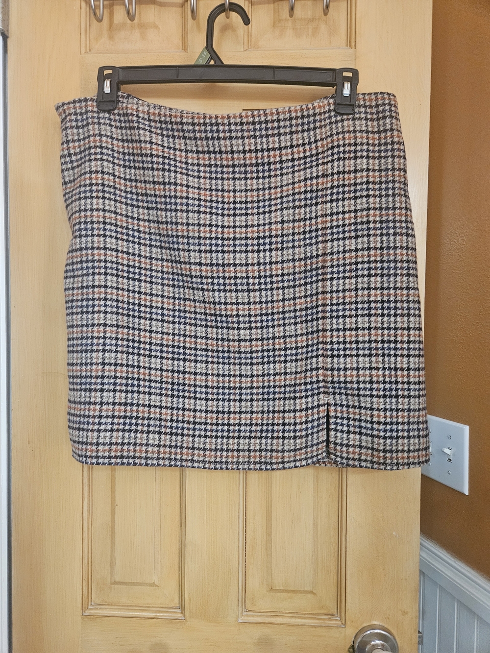 Old Navy Lined Classic Houndstooth Mini Skirt in Navy, Cream & Rust